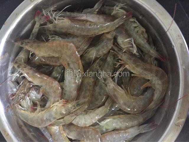 剪掉虾须，清洗干净的活虾
