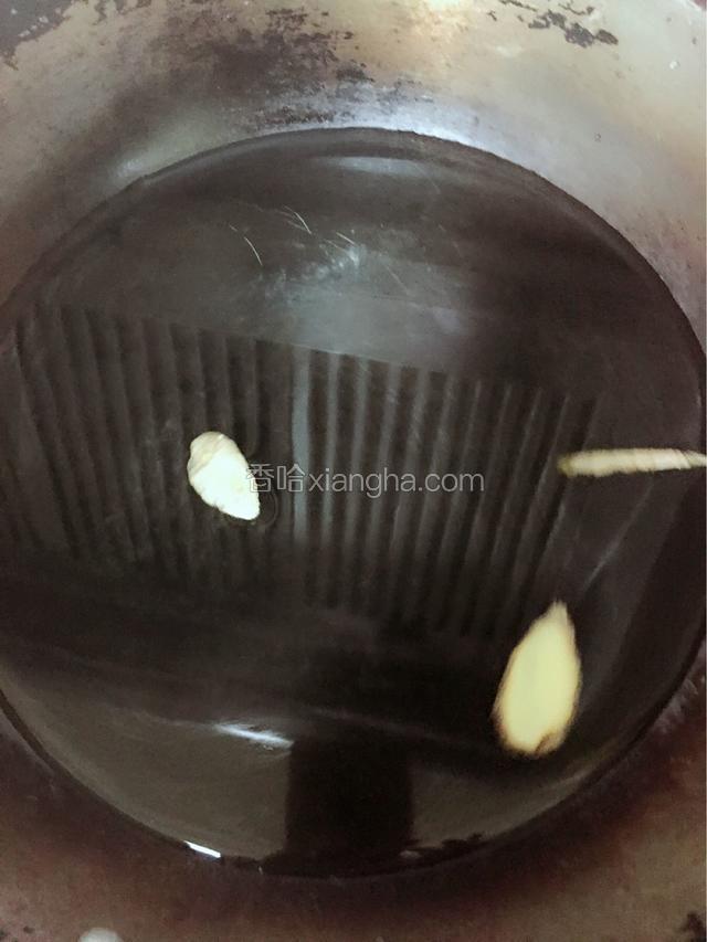 锅内坐水，加入姜片