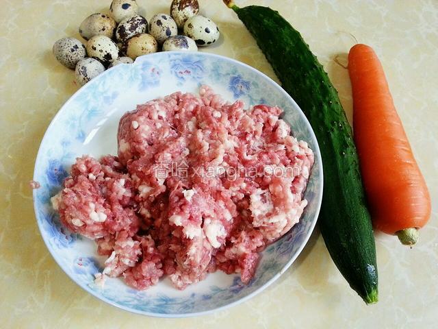 准备好肉末，鹌鹑蛋，胡萝卜和黄瓜