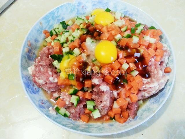 在肉末中放入胡萝卜，黄瓜，鹌鹑蛋，盐，料酒，耗油，六月鲜酱油