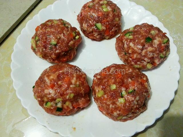 取适量的肉馅揉成小圆球