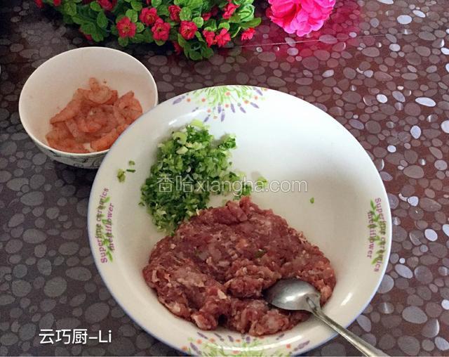 小葱切末、虾仁、肉泥备用。