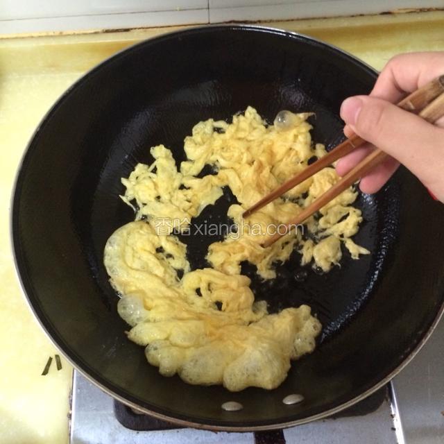 倒入鸡蛋液边到边用筷子滑开