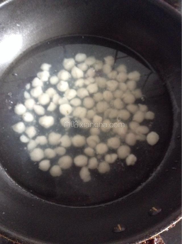 全部舀进去后，开大火，水面要始终保持平静，表面的浮沫及时撇去，看似要沸腾了，加点冷水。
