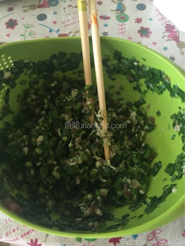 韭菜菜放的很多 其实要多放肉 这样才好吃 喜欢吃韭菜的可以多放点 调味品有 生抽 盐 本人主张不放味素和鸡精哦