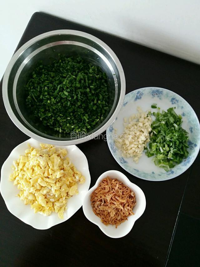 趁面团醒发时准备饺子陷，韭菜切碎，葱蒜切末，鸡蛋炒熟搅碎，馅料就准备好了