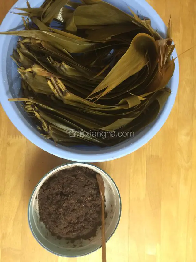 把粽叶煮30分钟后放凉冲洗干净。