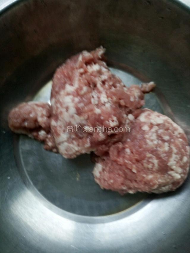 肉馅倒入大盆中