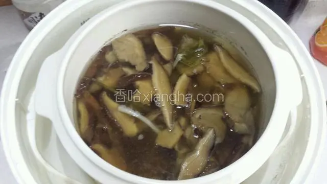 三小时后汤炖好了，开盖，捞去葱结。