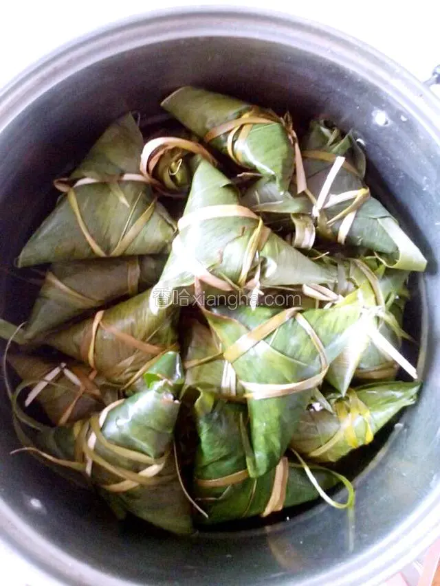 粽子放入锅中，加入适量水。煮一个半小时左右。关火。焖两个小时左右。