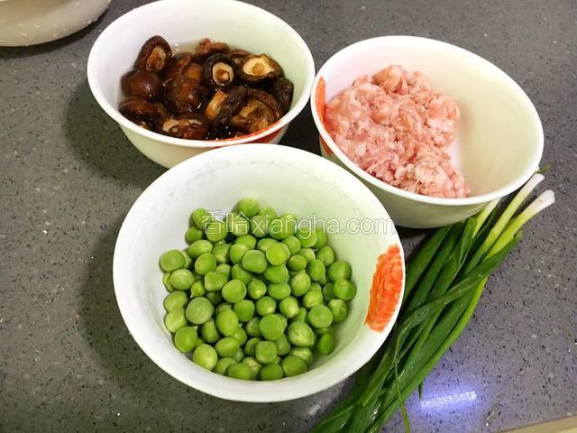 香菇提前泡发，猪肉剁碎，豌豆洗净备用。