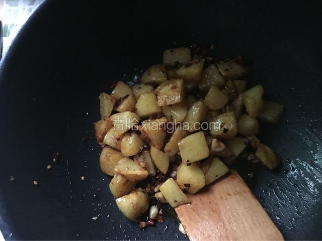 把土豆一起到入，加少许蚝油翻炒均匀即可