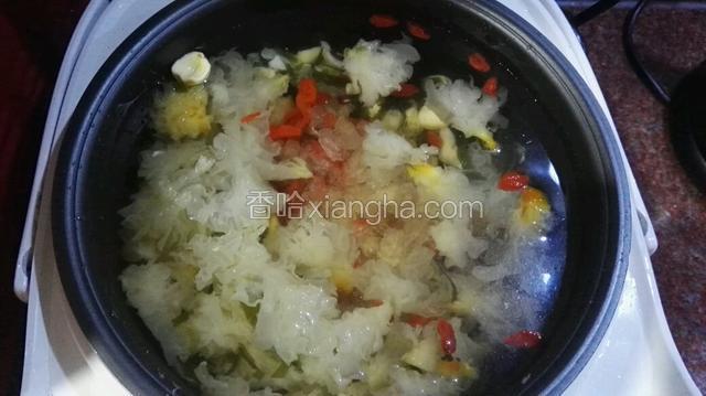 以上所有食材放一起   加清水   煲1小时(用煤气煮法：  大火烧开水   小火煲 1小时)  关火焖10分