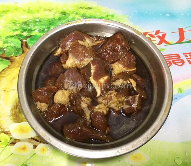 猪肉洗净,切小块,用盐、生抽、料酒、五香粉腌8小时.