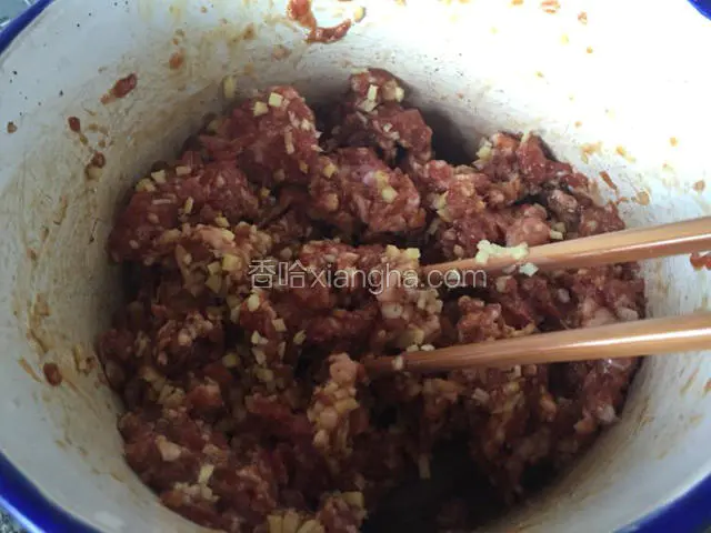 猪肉馅加酱油、盐、料酒、胡椒粉、花椒粉、八角粉、加了一个全蛋液顺一个方向搅拌上劲。