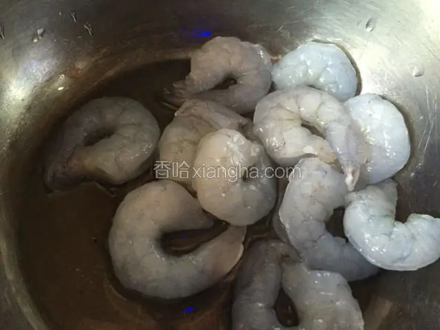 鲜虾仁去沙线，切小丁放入猪肉馅中。