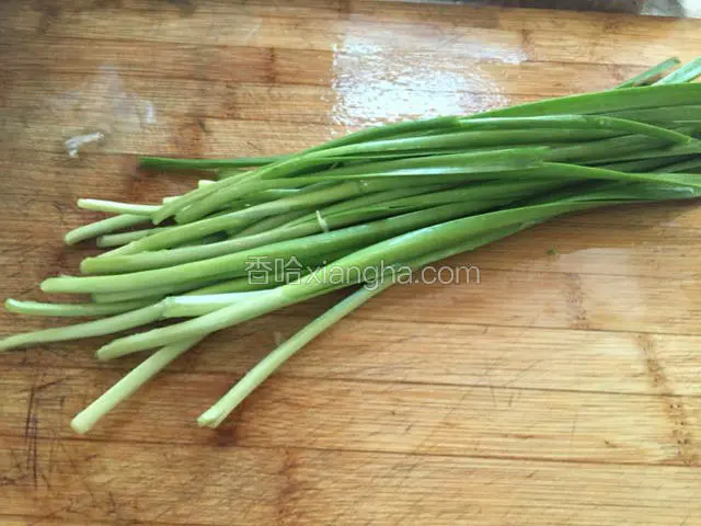韭菜洗净控干水分，切碎放入猪肉馅中。