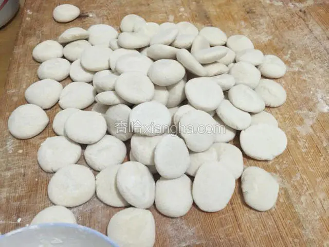 白面加水和成软硬适中的面团，醒好，搓条、揪剂子、擀皮。