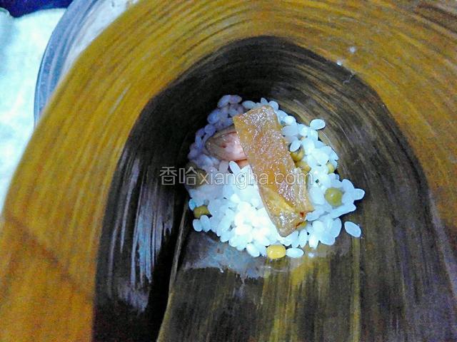 再放上一块蜜枣块，喜欢的可以多放点。