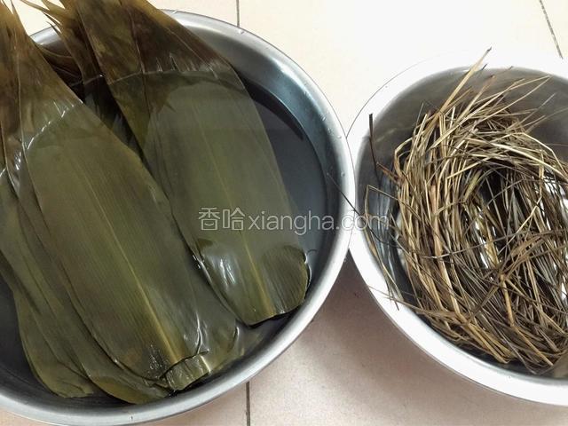 粽叶和草绳放入锅中加入几滴油煮一下（这样粽叶更筋道）煮好后淘洗干净剪去硬头。