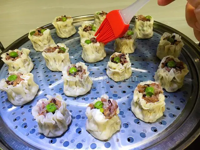 把做好的烧卖放入蒸锅中，（可以在表面刷一层水，这样可以避免烧麦皮干硬）上汽后蒸十五分钟即可出锅。