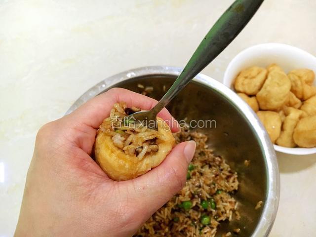 用小勺把馅往豆腐里面填满。（可留几粒豌豆表面装饰用）