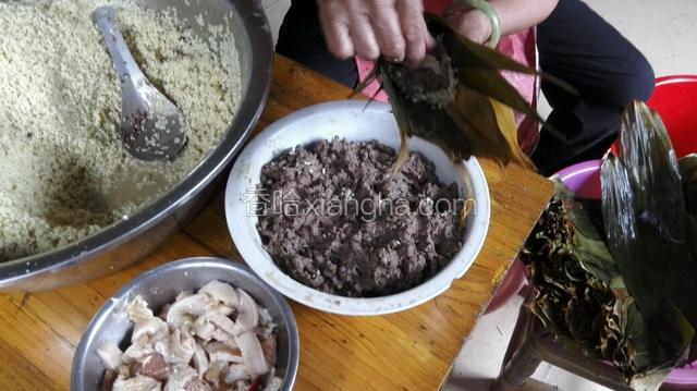 所有食材准备好，始包了，先放一点糯米打底要放豆和肉，最后加米盖住肉和豆