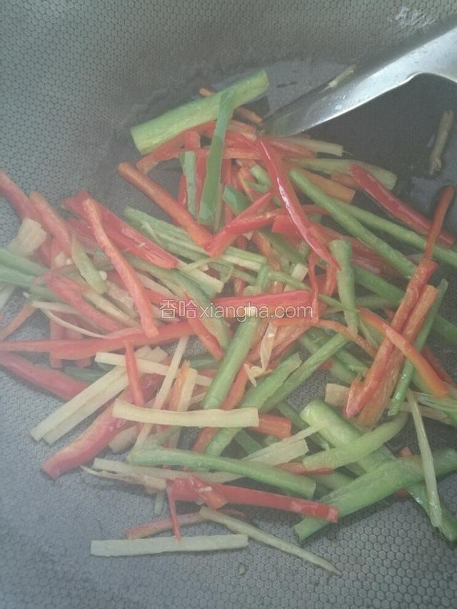 锅里放入植物油，油烧到微微冒烟的时候，先把辣椒、姜放下去煸炒出香味。