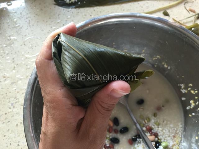 捋平粽叶逆时针围着顶部三角形转。