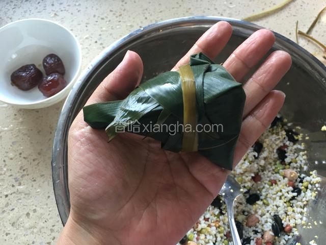 捆上马莲草，一定要捆紧。一个粽子就包好了。