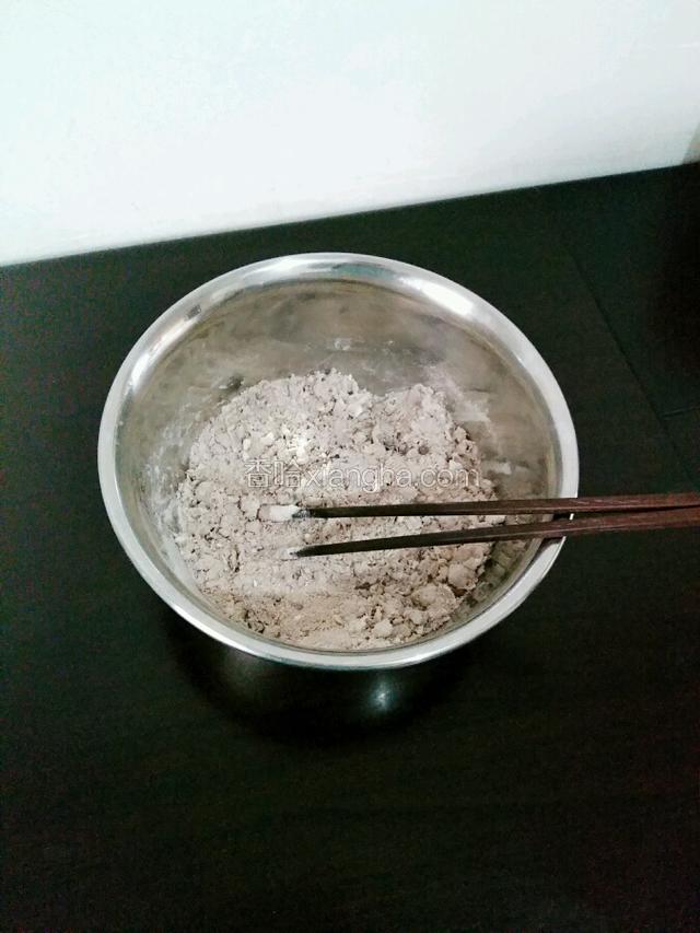 用筷子搅拌均匀