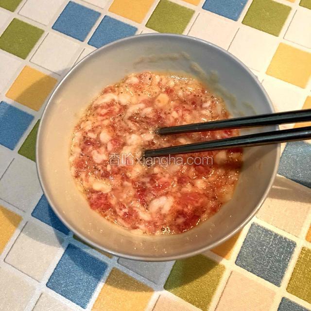 肉末加少许盐、油、鸡精、蒸鱼豉油、蛋清，搅拌均匀，蛋黄备用