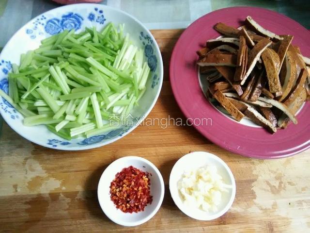 芹菜洗净切段，香干切条，蒜切碎