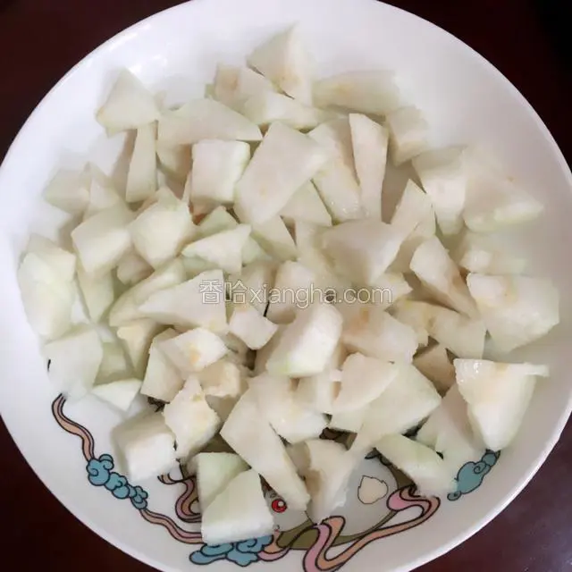 把番石榴的绿色皮去掉，切成一小块