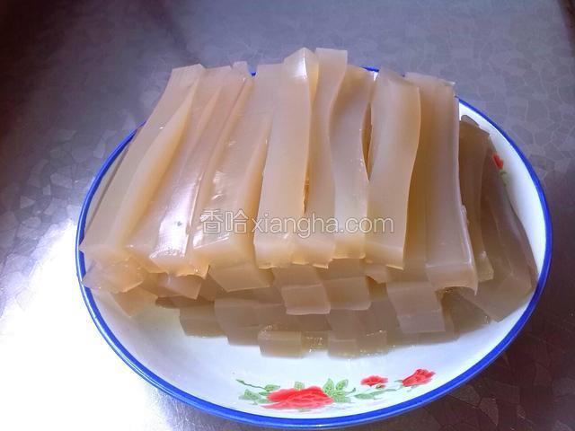 凉粉切条码在盘中