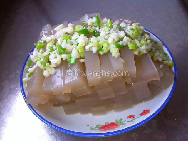 炒好的葱蒜放在凉粉上面