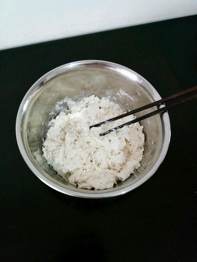 面粉中加入适量的水，用筷子搅拌成絮状