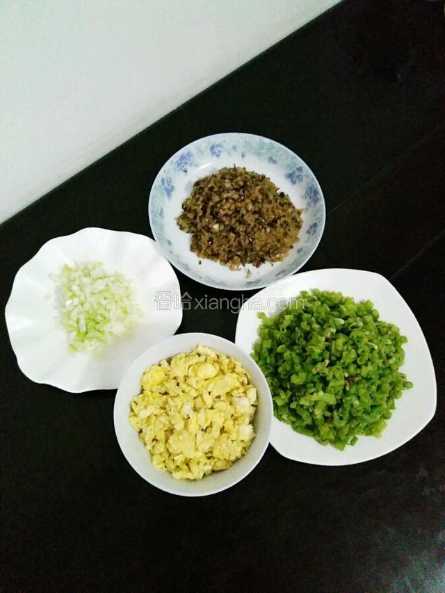 茄子豆角攥去水分切碎，大葱切末，饺子馅料就准备好了