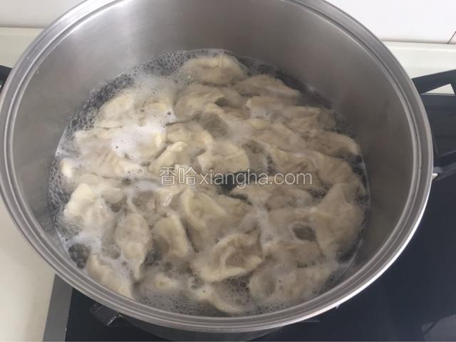 锅内加水烧开煮饺子