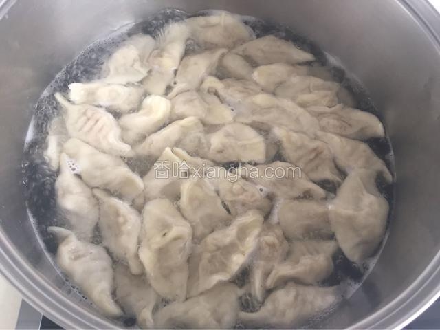 下入饺子煮开时加入冷水，这样重复三到四次，直至饺子煮熟