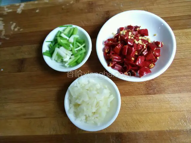 葱.辣椒切段，蒜切碎（如图）