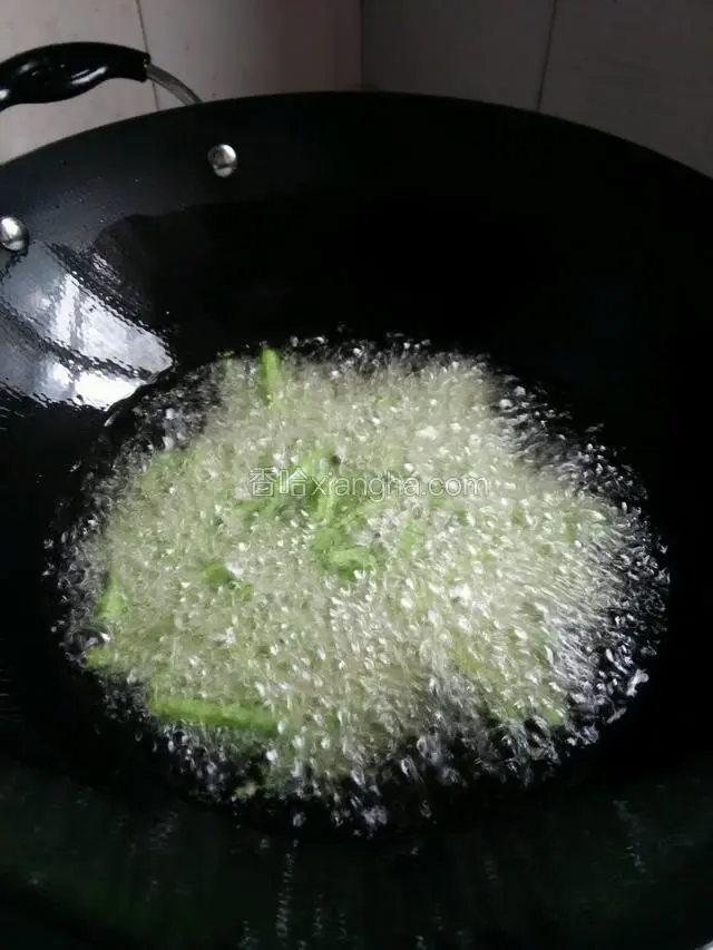 放入长豆角进去炸！