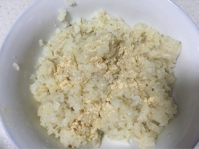 待糯米饭不烫手时（30度一35度）加入少许凉开水拌匀，然后倒入甜酒曲继续拌匀，