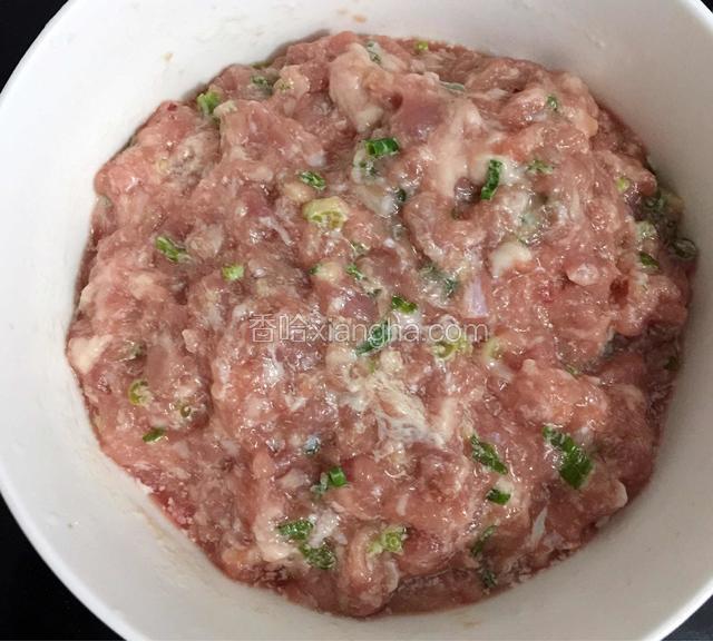 猪肉剁沫加入葱姜、料酒、盐、生抽、胡椒粉等调味品拌勻，另用些葱姜用少许开水泡水，慢慢倒入肉沫中用筷子或叉子顺一个方向调勻(不能太多姜水哦)，最后加皮冻末、香油再拌匀