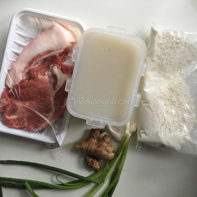 准备好猪肉、皮冻、面粉