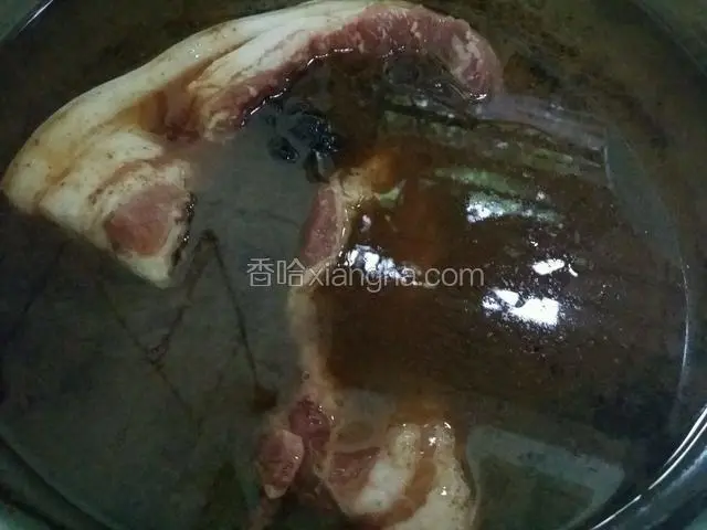 把洗净的五花肉先卤熟
