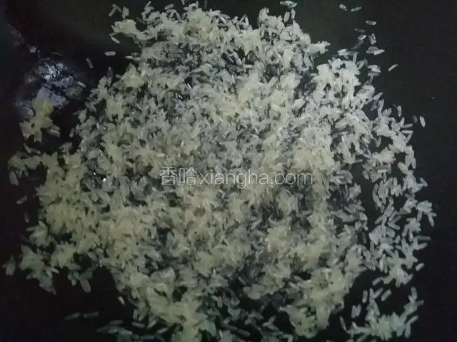 锅里放大米和油调和在一起