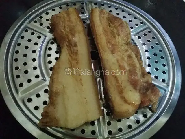 在把卤好的肉放锅里盖上盖子开小火