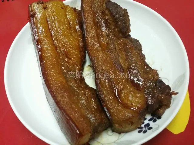 等锅里冒出微黄的浓烟即可关火焖一会即可，熏好的五花肉。