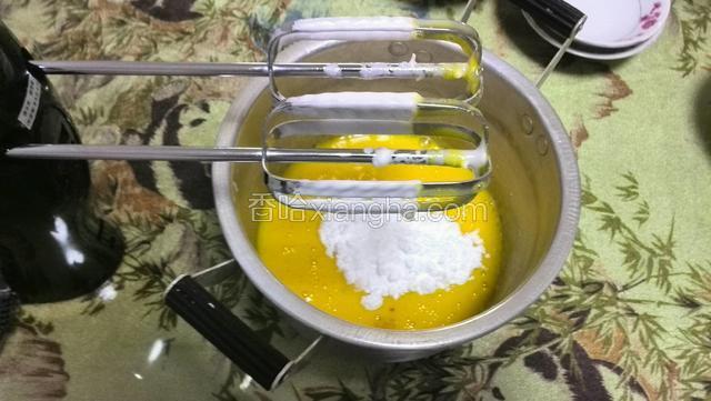加糖粉和盐香草精低速搅拌均匀
